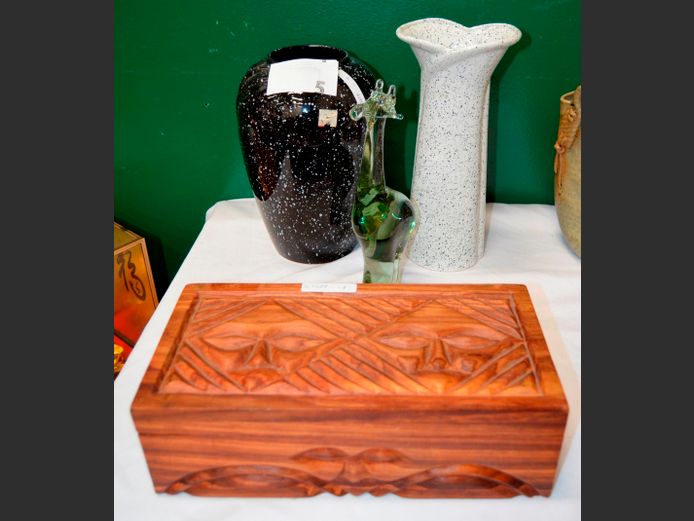LOT: BLACK & WHITE DOTTY VASES, GLASS GIRAFFE & A CARVED JEWELLERY BOX
