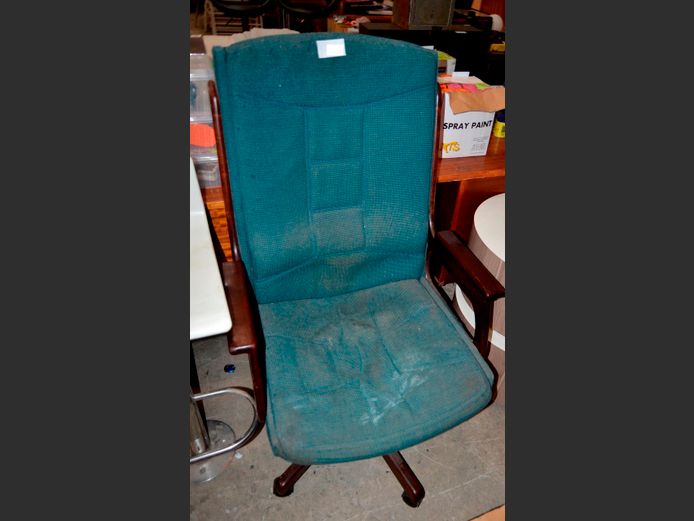 SWIVEL OFFICE CHAIR [Needs a clean]