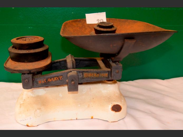 ANTIQUE AVERY GROCER'S SCALE WITH WEIGHTS