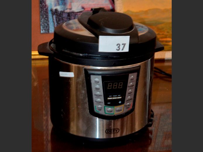 DEFY ELECTRIC PRESSURE COOKER [Switches on, untested further]
