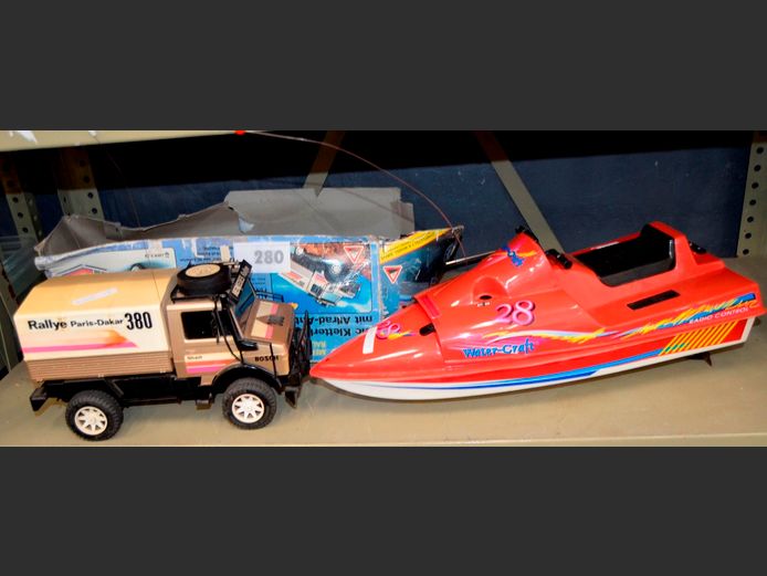 LOT: MERCEDES REMOTE CONTROLLED RALLY TRUCK & A RADIO CONTROLLED BOAT [Untested]