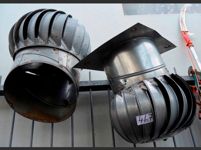 LOT: 2 x STEEL ROOF & BRAAI TURBINES