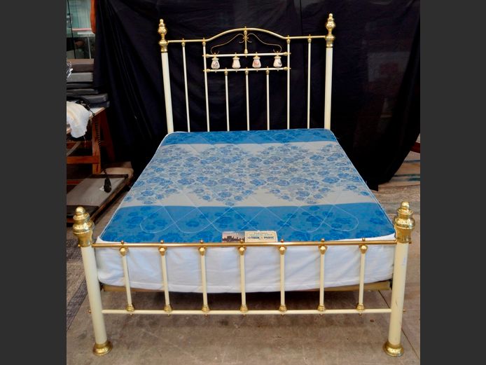 VINTAGE METAL & BRASS DOUBLE BED WITH HEAD- & FOOTBOARD & MATTRESS