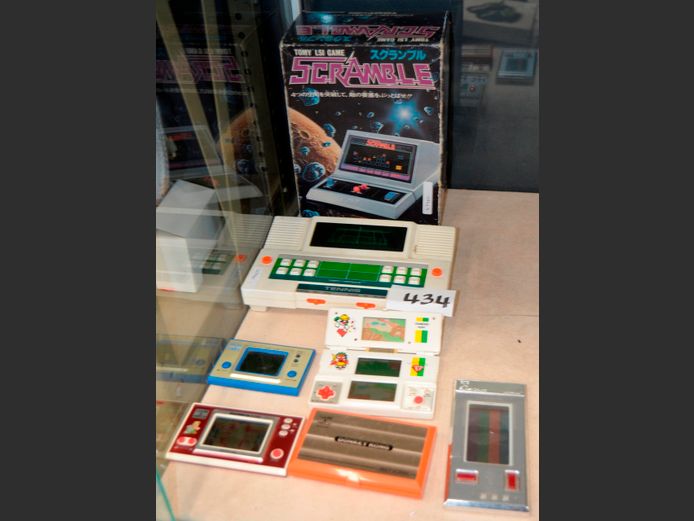 COLLECTION VINTAGE NINTENDO GAMES: DONKEY KONG, MICKEY & DONALD, TENNIS, etc [Condition unknown]