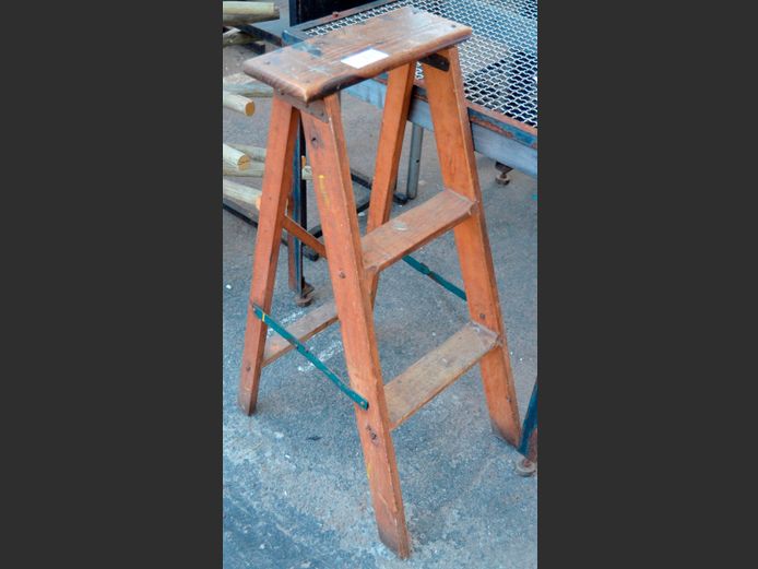 WOODEN 3-STEP LADDER