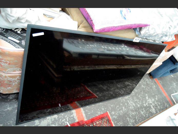 SAMSUNG 55" TV [Switches on, screen cracked] ### LICENCE PLEASE ###