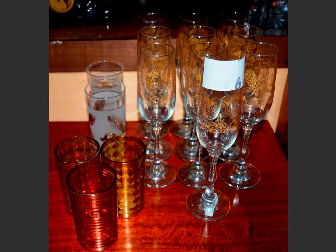 SET OF 10 CHAMPAGNE FLUTES & ASSORTED TUMBLERS