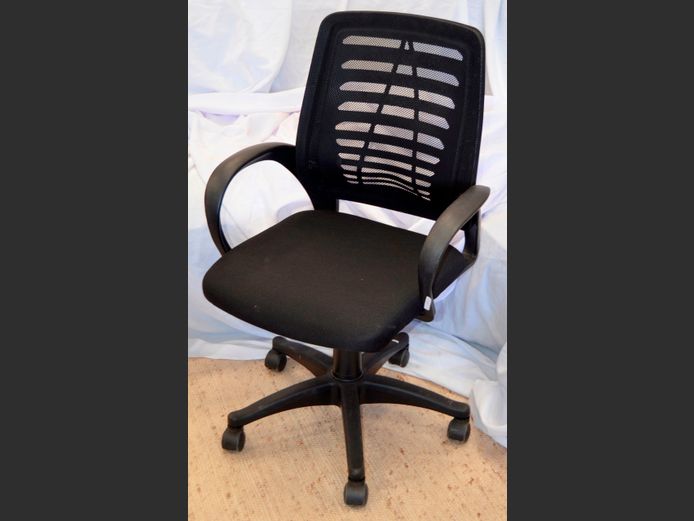 BLACK MESH BACK SWIVEL OFFICE CHAIR