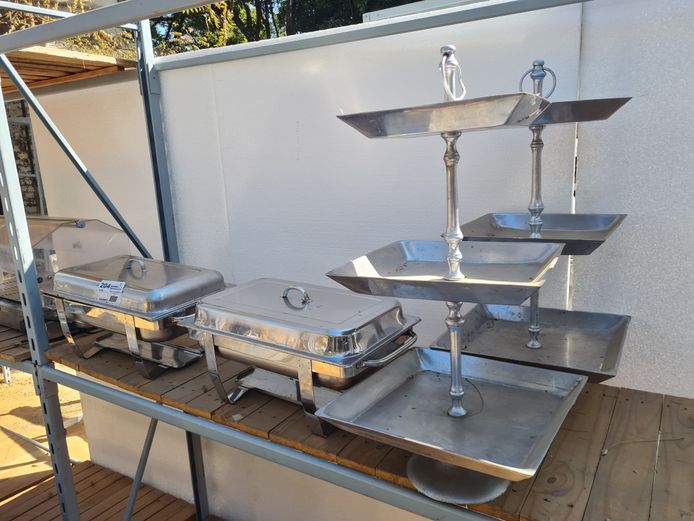 2 X CHAFING DISHES AND 2 X DESSERT STANDS