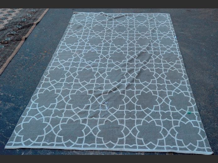 GREY & WHITE CARPET, 200 x 160cm [Holes]