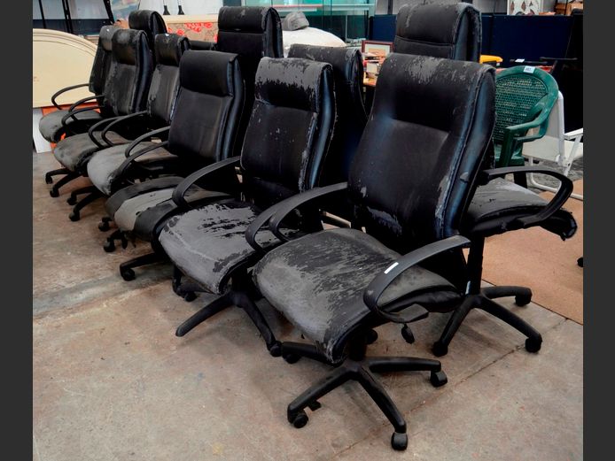 LOT OF 10: BLACK LEATHER TOUCH SWIVEL OFFICE CHAIRS [Peeling]