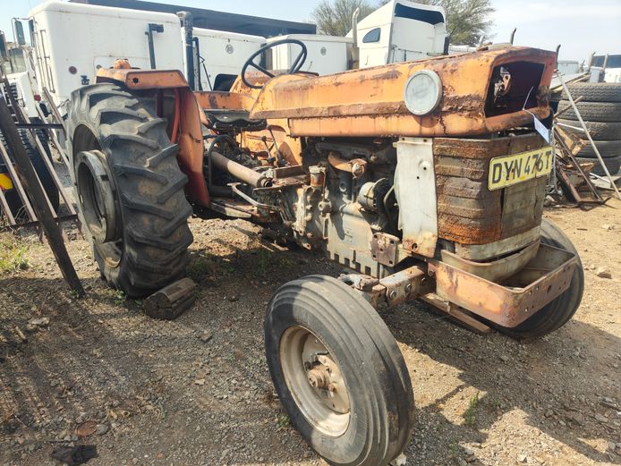 MASSEY FERGUSON 188 TRACTOR - ENGINE RUNNING