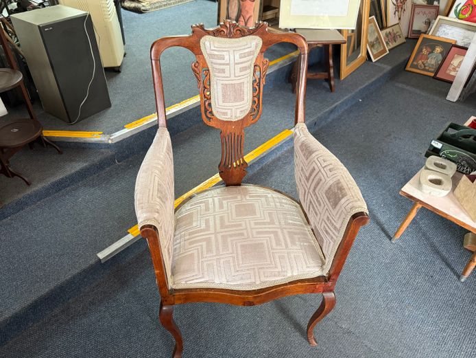 1 Chair (Queen Anne Style) 