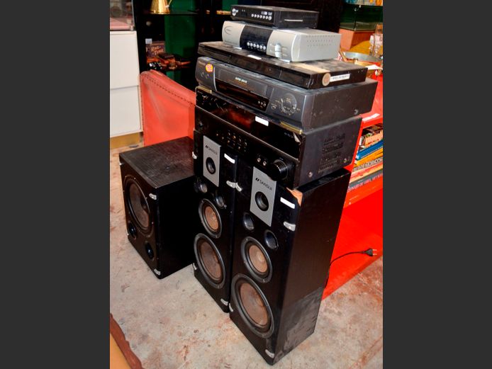 SANSUI AMPLIFIER WITH 3 SPEAKERS [Switch on], etc