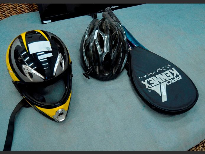 LOT: 2 x SQUASH RACQUETS & 2 x HELMETS