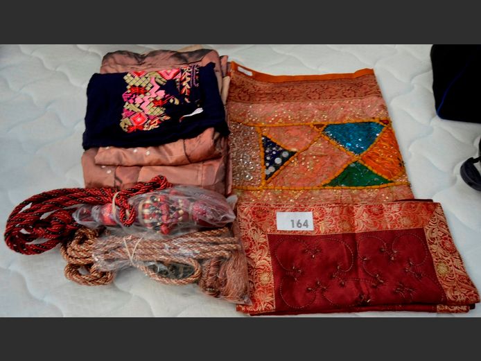 LOT: 3 x PILLOWCASES, TIEBACKS, etc