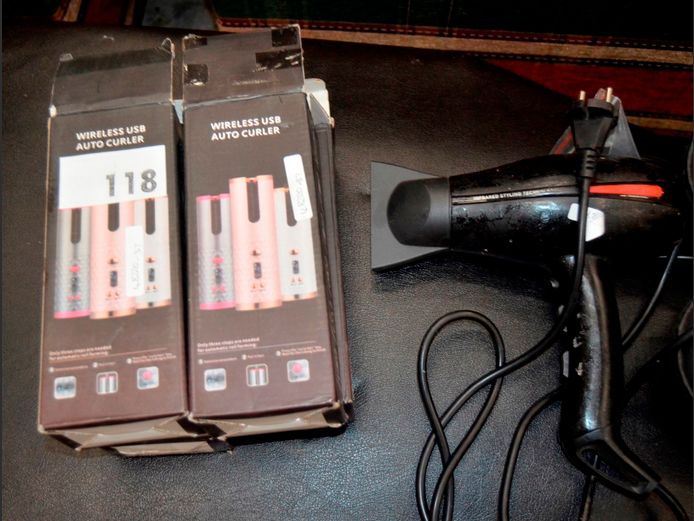 LOT: 4 x HAIR CURLERS & A HAIRDRYER [Switch on, untested further]