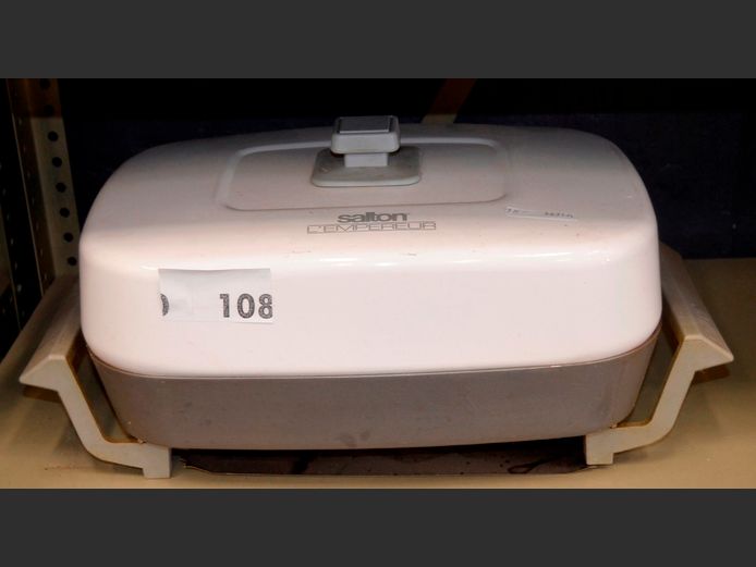 SALTON ELECTRIC FRYING PAN [Switches on, untested further]