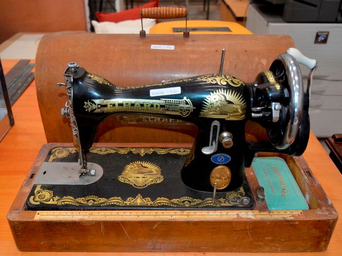 VINTAGE ELHARD MANUAL SEWING MACHINE WITH CASE