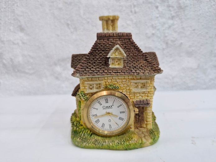 Vintage Cottage Design Table Clock (Quartz)