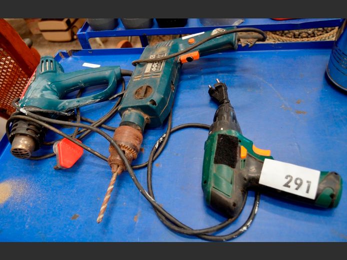 LOT: AEG DRILL, RYOBI HEAT GUN & A RYOBI DRILL [Switch on, untested further]