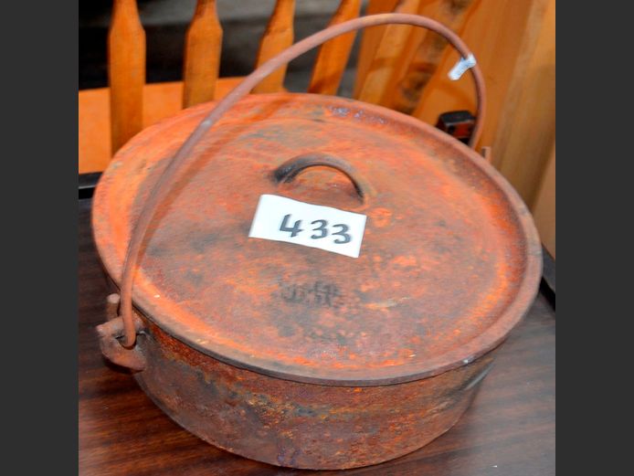 CAST IRON FLAT BOTTOMED POTJIE POT [Rusty]