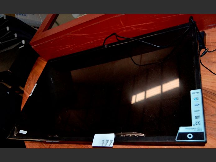 O 32" LED TV [Switches on, screen cracked] ### LICENCE PLEASE ###