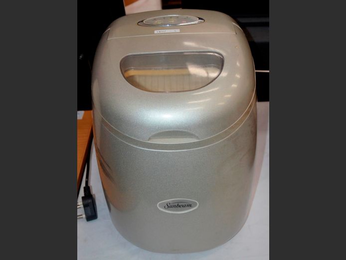 SUNBEAM ICE MAKER [Switches on, untested further]