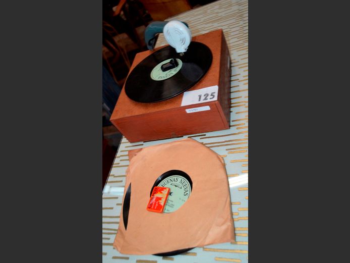 VINTAGE GALLOTONE WIND-UP RECORD PLAYER, 24 x 24 x 15cm