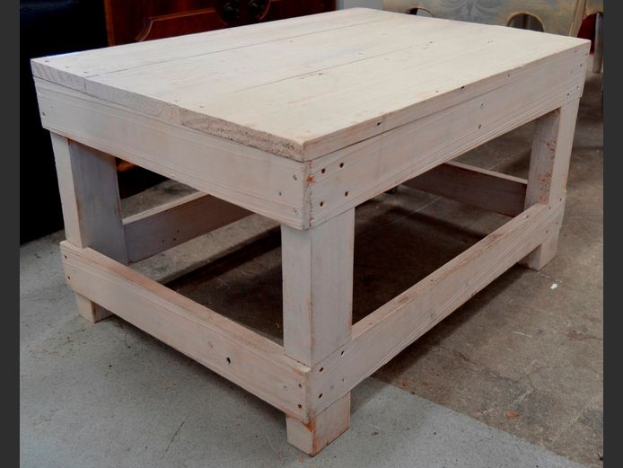RUSTIC WHITE PAINTED COFFEE TABLE, 73 x 50 x 41cm