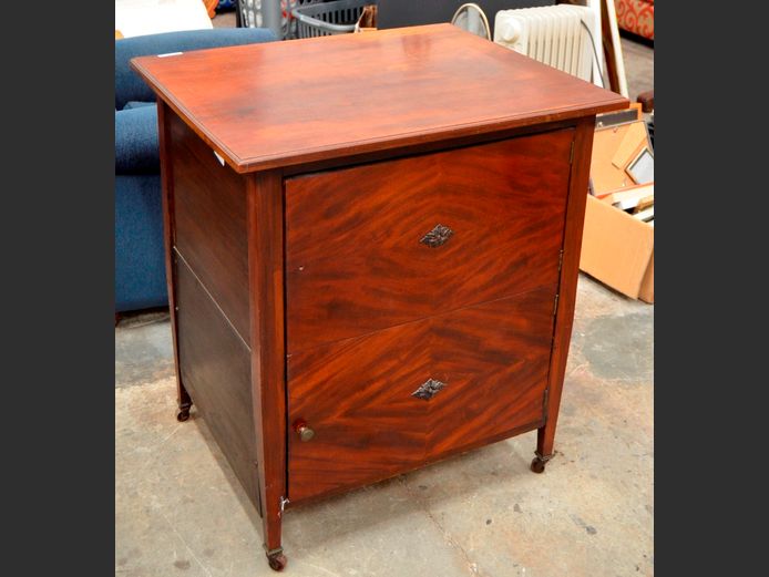 MAHOGANY FINISH SINGLE DOOR CABINET ON CASTORS, 106 x 29 x 91cm