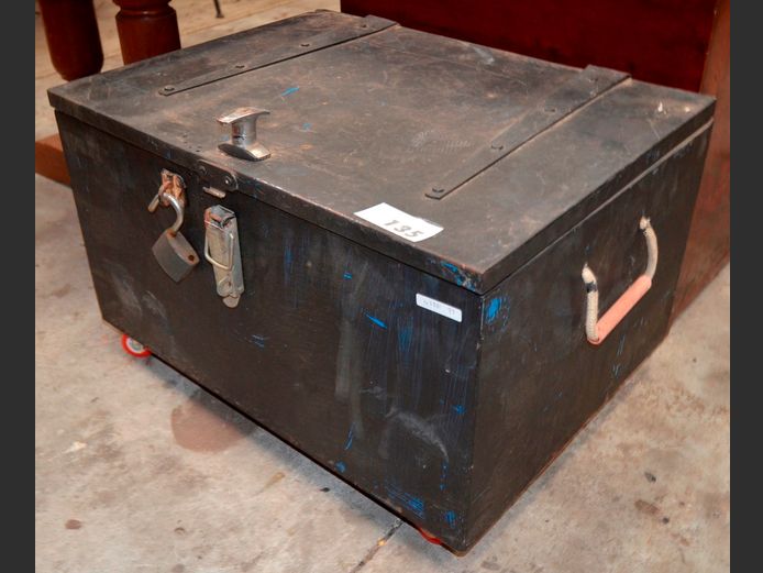 METAL TOOLBOX ON CASTORS, 61 x 46 x 39cm