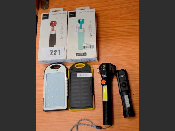 LOT: POWER BANKS & TORCHES [Untested]