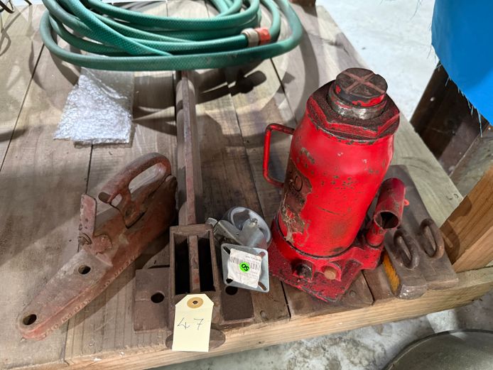 Car Jack + Trailer Hitch 