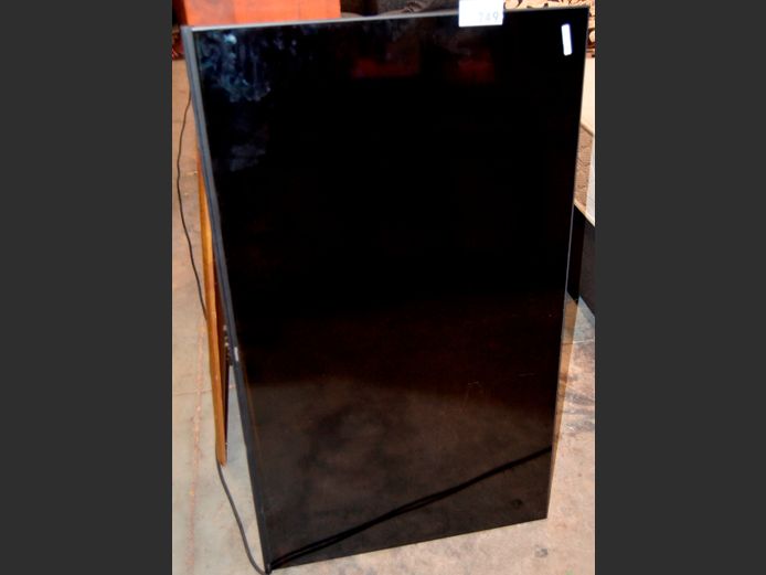 HISENSE 50" L.E.D. TV [Switches on, screen cracked] ### LICENCE PLEASE ###