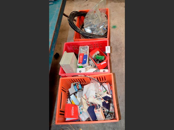 LOT: DOWNLIGHTERS, CABLES, etc