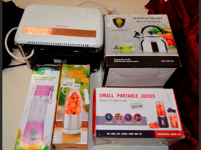 MELLERWARE 2-SLICE TOASTER, STOVE TOP KETTLE & PORTABLE JUICERS [Switch on, untested further]