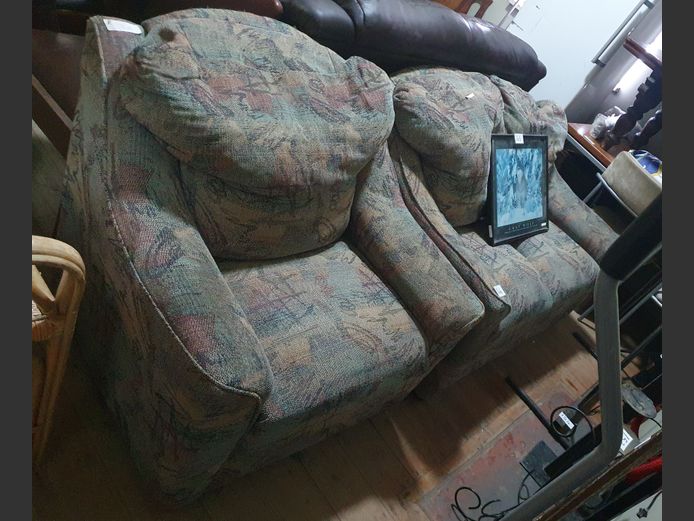 MULTI-COLOURED UPHOLSTERED 2-PIECE, 3-SEATER LOUNGE SUITE [Needs a clean]