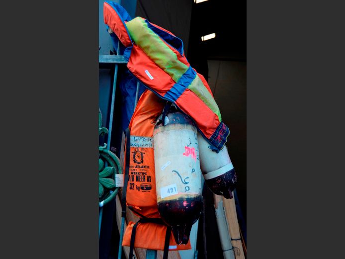 LOT: 2 x LIFE JACKETS & 2 x BUOYS