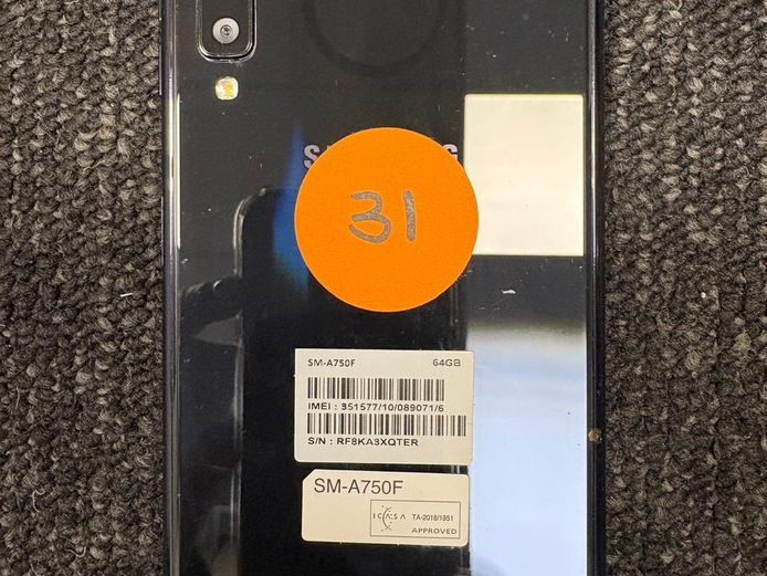 31 - Samsung Galaxy A7