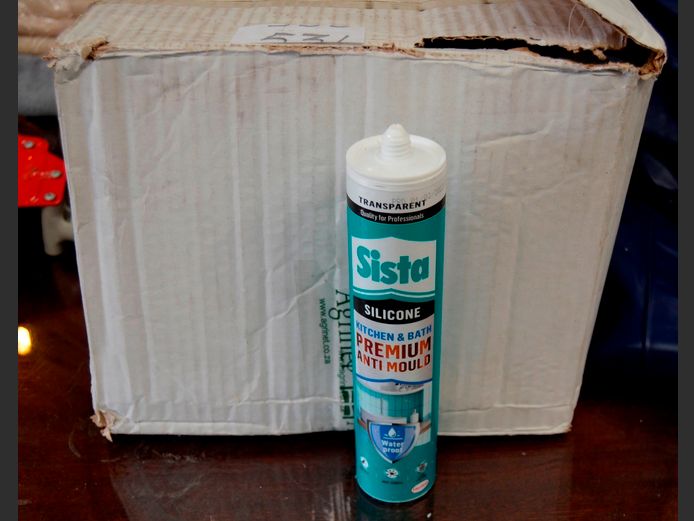 LOT: 24 x TUBES SISTA SILICONE