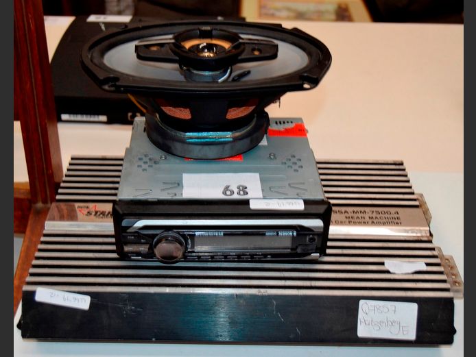 JEBSON CAR MP3/CD/RADIO & A STARSOUND CAR AMP [Untested]