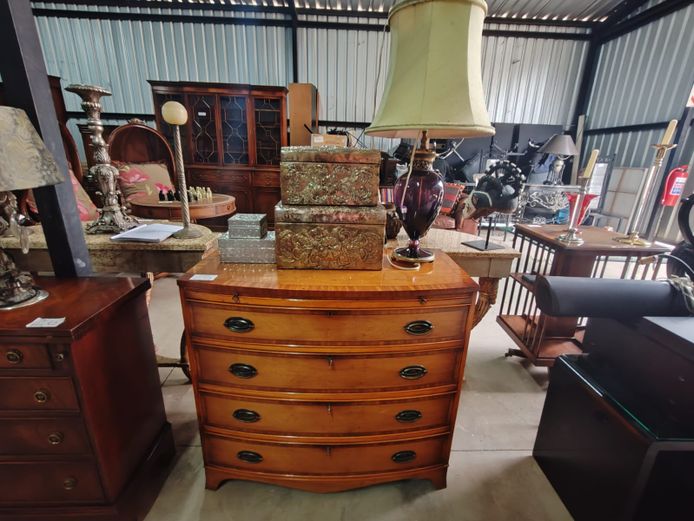 Chest of Drawers with Decorative Items (STC)