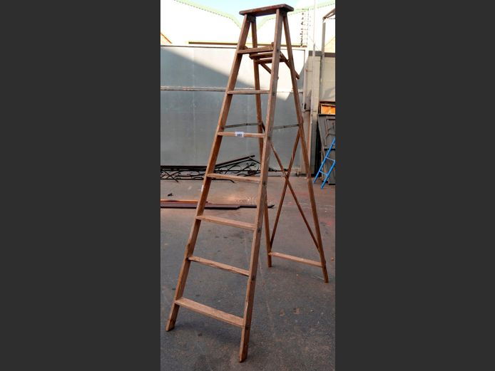 WOODEN 7-STEP LADDER