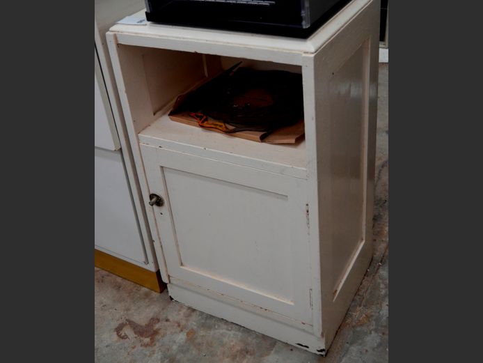 WHITE PAINTED SINGLE DOOR BEDSIDE PEDESTAL, 41 x 34.5 x 74cm [Needs some TLC]