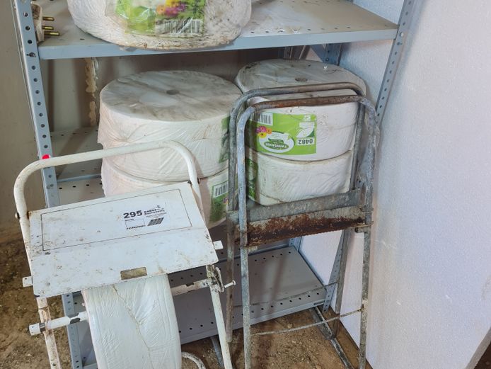 LOT TOWEL ROLLS AND STANDS