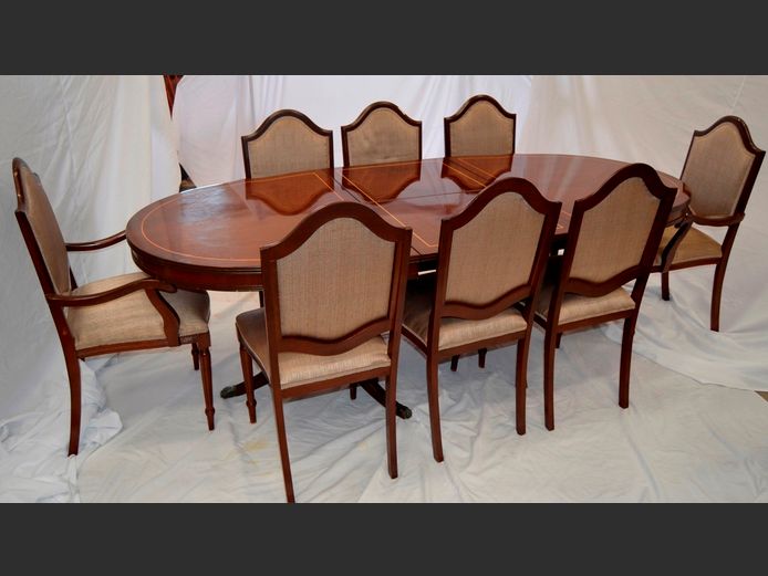 REGENCY STYLE OVAL MAHOGANY EXTENSION DINING TABLE WITH 6 CHAIRS & 2 CARVERS, 228 x 106 x 75cm