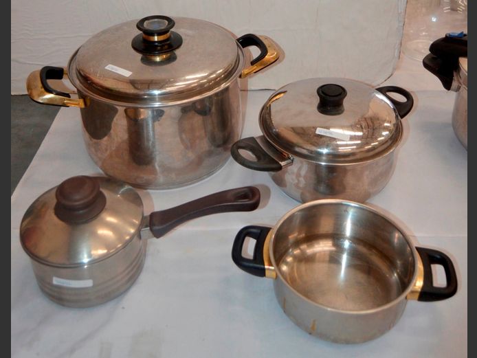 LOT: STAINLESS STEEL POTS WITH LIDS [Lid to 1 needed]
