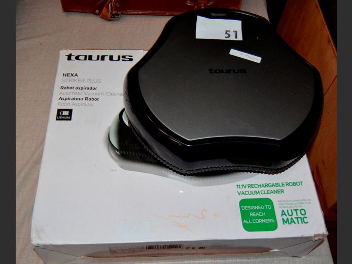 TAURUS ROBOT VAC [Switches on]