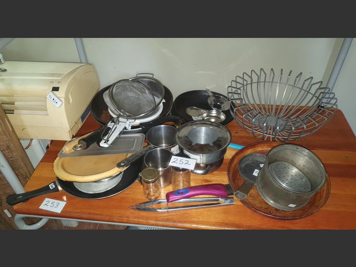 LOT: METAL FRUIT BOWL, FRYING PANS, etc
